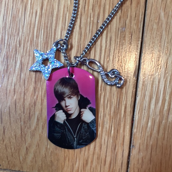Vintage Justin Bieber Dog Tag Official Necklace NWT - Picture 2 of 3